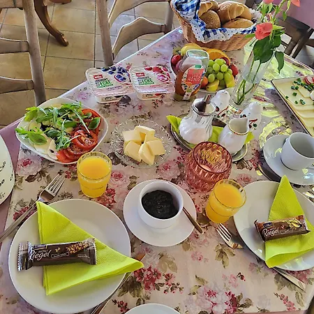 Konukevi Und Eiscafe Frank